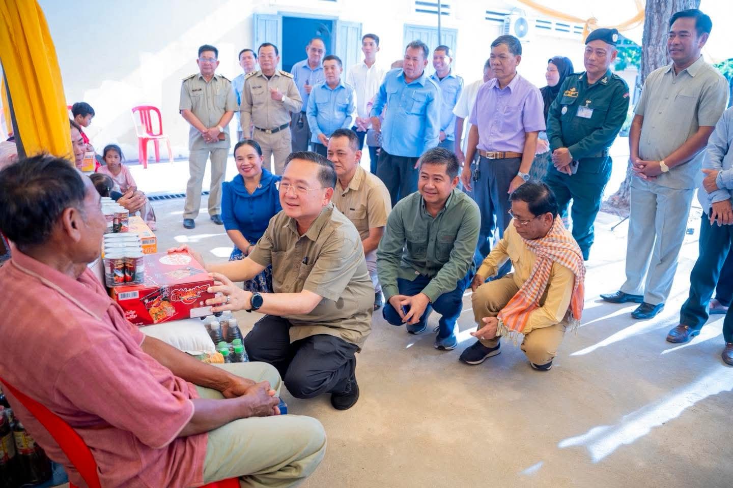 អភិបាលខេត្តបាត់ដំបង ចុះសួរសុខទុក្ខនិងនាំយកអំណោយ ឧបត្ថមជូនដល់គ្រួសារវីរកងទ័ពជួរមុខឈរជើងការពារព្រំដែនចំនួន១៦៩គ្រួសារ នៅស្រុករតនមណ្ឌល