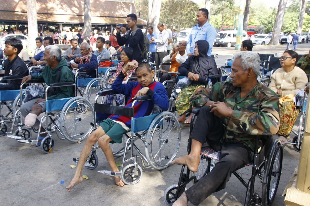 នាយករដ្ឋមន្ត្រី ផ្ដល់អំណោយរទេះរុញ ជូនជនភៀសសឹកមានពិការភាពស្នាក់នៅក្នុងខេត្តសៀមរាប