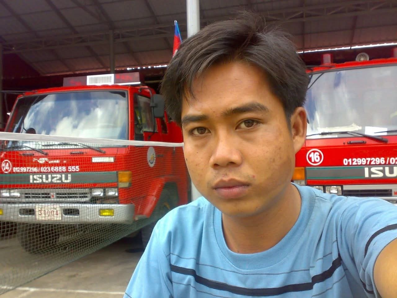 ពាក់ឯកសណ្ឋាន! ល្បីធ្វើជាប្រធានតំបន់ឆ្នោតប្រចាំស្រុកពារាំង តែពុំមែនជាមន្រ្តីនៅស្នងការភ្នំពេញនោះទេ