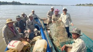 ជំនាញព្រលែងកូនត្រីចម្រុះទម្ងន់ ២២គីឡូក្រាម ចូលបឹងធម្មជាតិវិញ