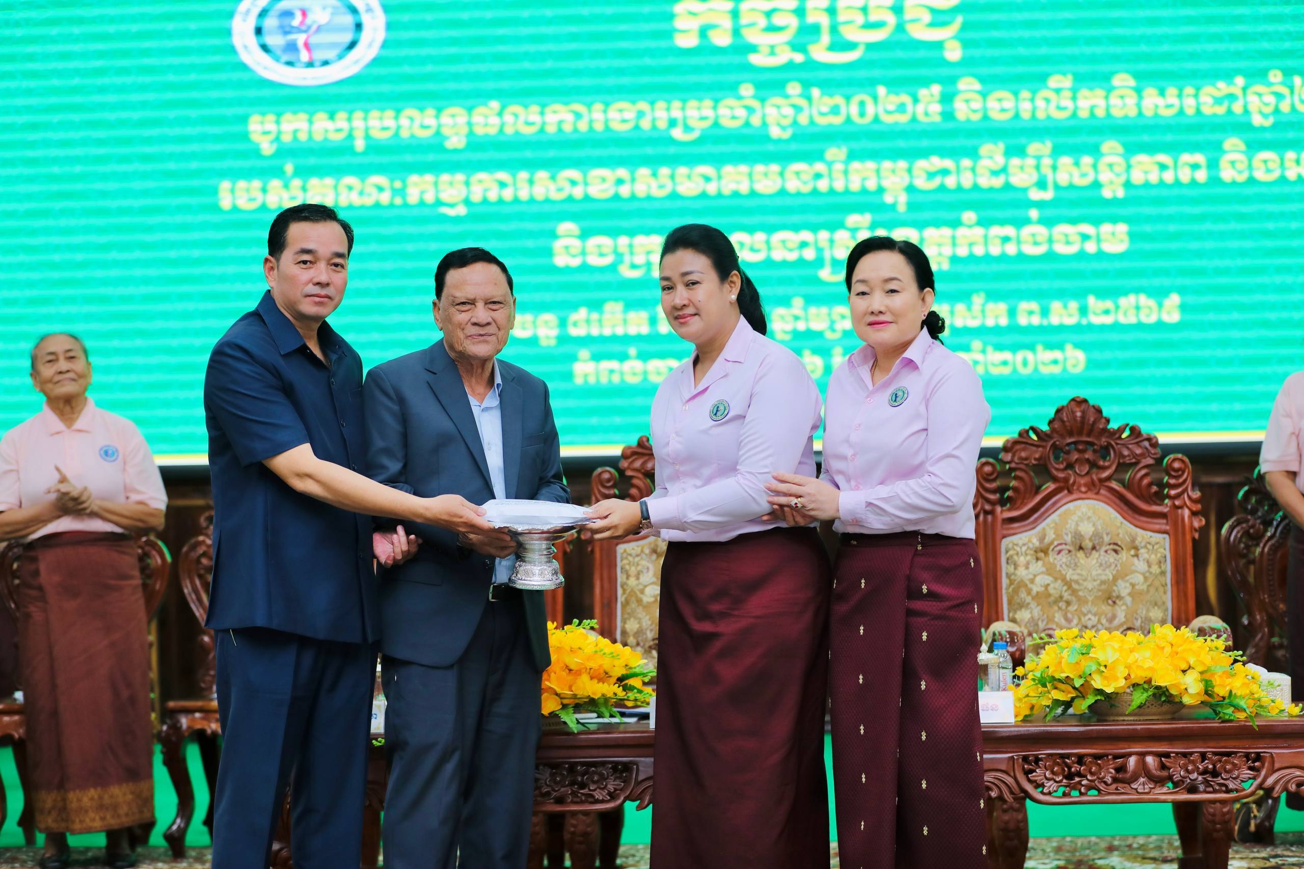 ឯកឧត្តម អ៊ុន ចាន់ដា ស្នើដល់សមាគមនារីខេត្ត បន្តចលនាធ្វើការងារមនុស្សធម៌ឲ្យបានច្រើន ដើម្បីរួមចំណែកជាមួយរដ្ឋាភិបាលកម្ពុជា