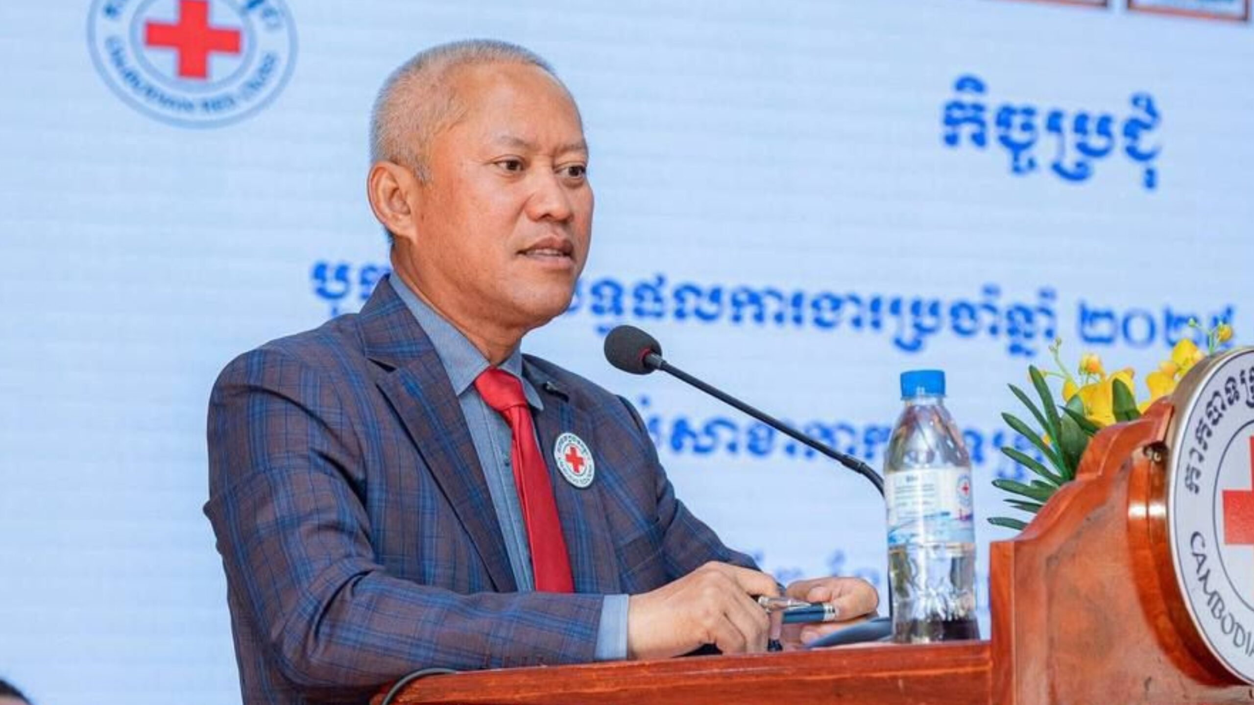 អភិបាលខេត្តតាកែវ សម្ដការហួសចិត្តនឹងអ្នកសារព័ត៌មានបបួលលោកផឹកកាហ្វេ