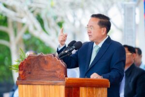 អភិបាលខេត្តបាត់ដំបង ជំរុញឱ្យអាជ្ញាធរត្រូវបន្តអនុវត្តន៍យុទ្ធនាការ ផ្ទះមួយខ្នងដើមឈើមួយដើមដោយបង្កើនការដាំដើមឈើឱ្យបានច្រើននៅតាមទីប្រជុំជន និងទីសាធារណៈនានា