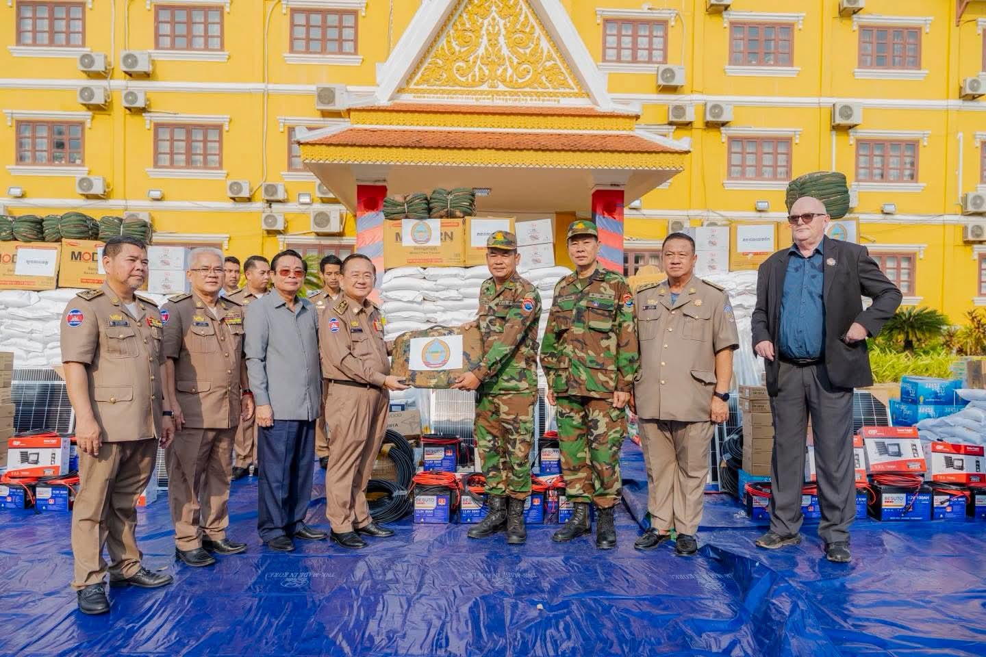 ឯកឧត្តម អ៊ុយ រី និងឯកឧត្តម សុខ លូ នាំយកអំណោយឧបត្ថម្ភដល់កងកម្លាំងជួរមុខដែលកំពុងឈរជើងការពារបូរណភាពទឹកដីនៅតាមខ្សែបន្ទាត់ព្រំដែនកម្ពុជា-ថៃក្នុងភូមិសាស្រ្តខេត្តបាត់ដំបង