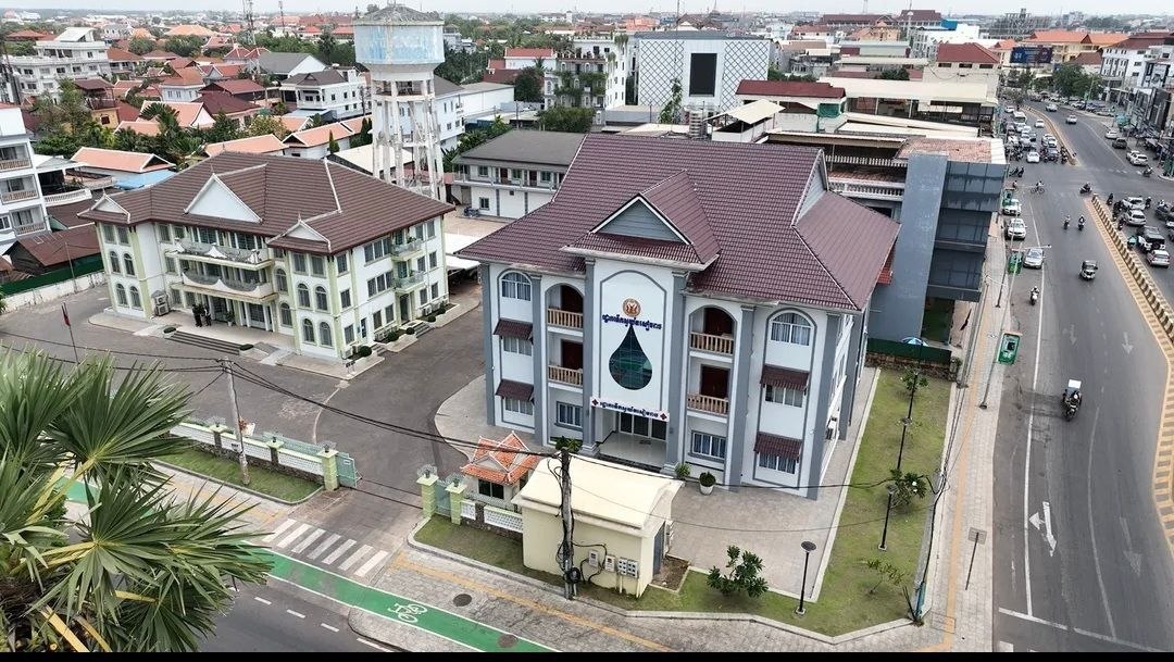 រដ្ឋាករទឹកស្វយ័តសៀមរាប ទទួលស្គាល់ថា រយៈពេលប៉ុន្មានថ្ងៃកន្លងមកនេះ ការផ្គត់ផ្គង់ទឹកស្អាត មានបញ្ហាធុំក្លិនដី ក្លិនភក់ បណ្តាលមកពីប្រភពទឹកបឹងទន្លេសាបមានការប្រែប្រួលគុណភាពលឿនខុសប្រក្រតី