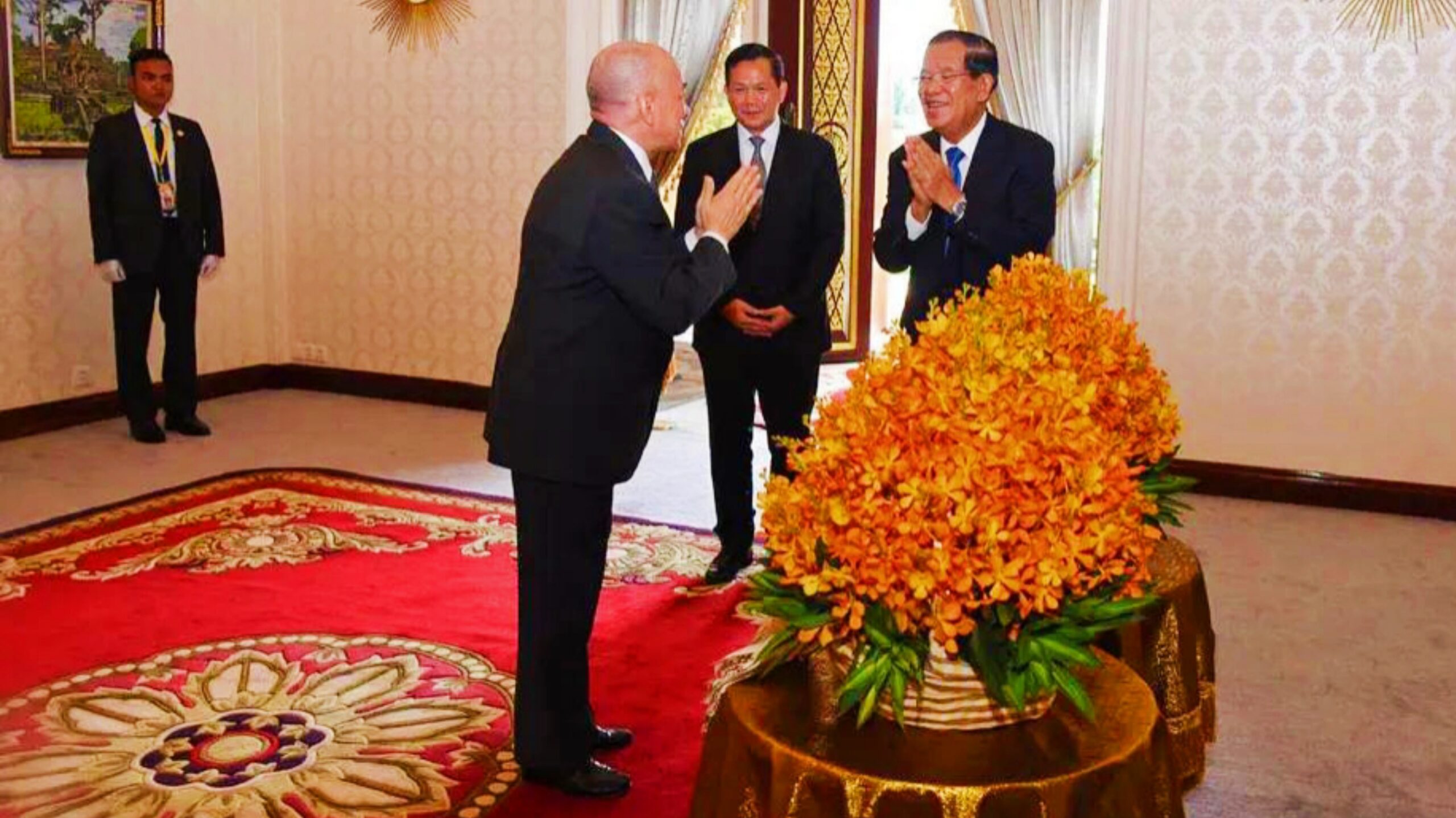 សម្តេចតេជោ៖ ការវះកាត់របស់គ្រូចិនពេទ្យថ្វាយចំពោះព្រះមហាក្សត្រជាទីគោរពសក្ការៈបានទទួលជោគជ័យ