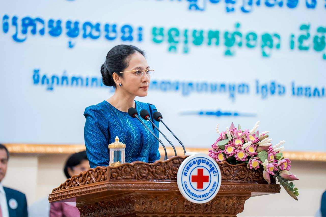 លោកជំទាវបណ្ឌិតពេជ ចន្ទមុន្នី ហ៊ុនម៉ាណែត អញ្ជើញចូលរួមពិធីសំណេះសំណាល និងទទួលថវិកាសប្បុរសជន ខួបលើកទី១៦៣ ទិវាពិភពលោកកាកបាទក្រហម និងអឌ្ឍចន្ទក្រហម ៨ ឧសភា ក្រោមមូលបទ «បន្តរួមកម្លាំងគ្នា ដើម្បីមនុស្សធម៌»