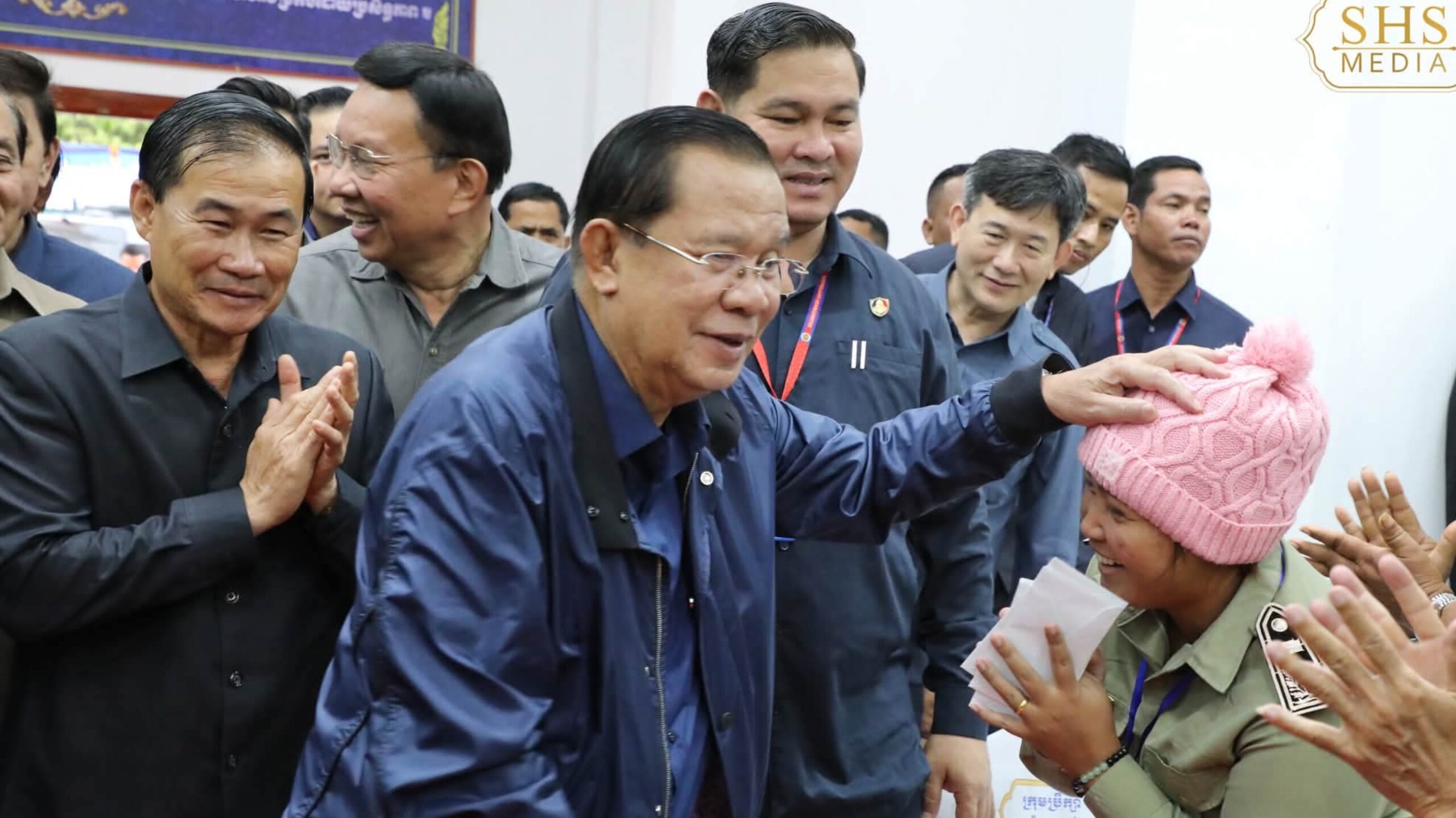 សម្តេចតេជោ ហ៊ុន សែន អញ្ជើញជួបសំណេះសំណាលជាមួយក្រុមប្រឹក្សាខេត្ត ក្រុង ស្រុក ឃុំ សង្កាត់ និងថ្នាក់ដឹកនាំមន្ទីរអង្គភាពនានាជុំវិញខេត្ត ពោធិ៍សាត់