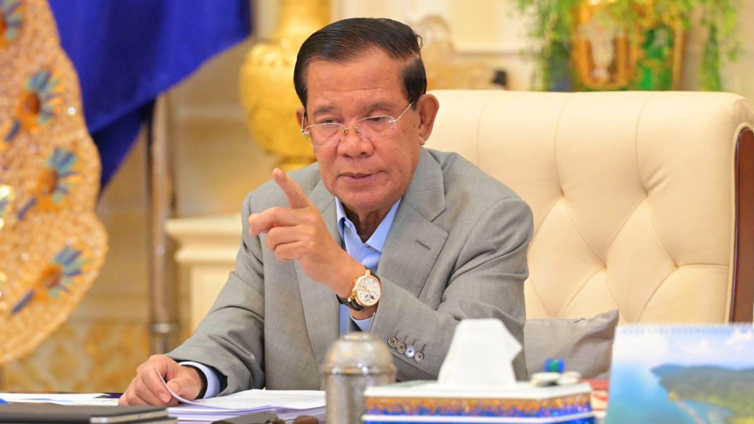 សម្ដេចតេជោហ៊ុន សែន៖ គ្រប់មុខទំនិញទាំងអស់ដែលនាំចូលឆ្លងកាត់ព្រំដែនគោកគឺទំនិញខុសច្បាប់ជាទំនិញរត់ពន្ធជាទំនិញបំផ្លាញជាតិនិងប្រមាថជាតិ