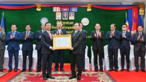 រដ្ឋមន្ត្រី៖ ប្រាប់អគ្គនាយករដ្ឋាករទឹកស្វយ័តសៀមរាបថ្មីពង្រឹងសហការជាមួយស្ថាប័នពាក់ព័ន្ធ ដើម្បីជំរុញឱ្យប្រជាពលរដ្ឋងាកមកប្រើប្រាស់ទឹកស្អាត