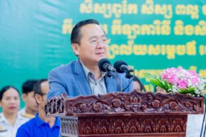 អភិបាលខេត្តបាត់ដំបង ណែនាំដល់សិស្សត្រូវខិតខំសិក្សារៀនសូត្រ ចៀសឆ្ងាយពីគ្រឿងញៀន