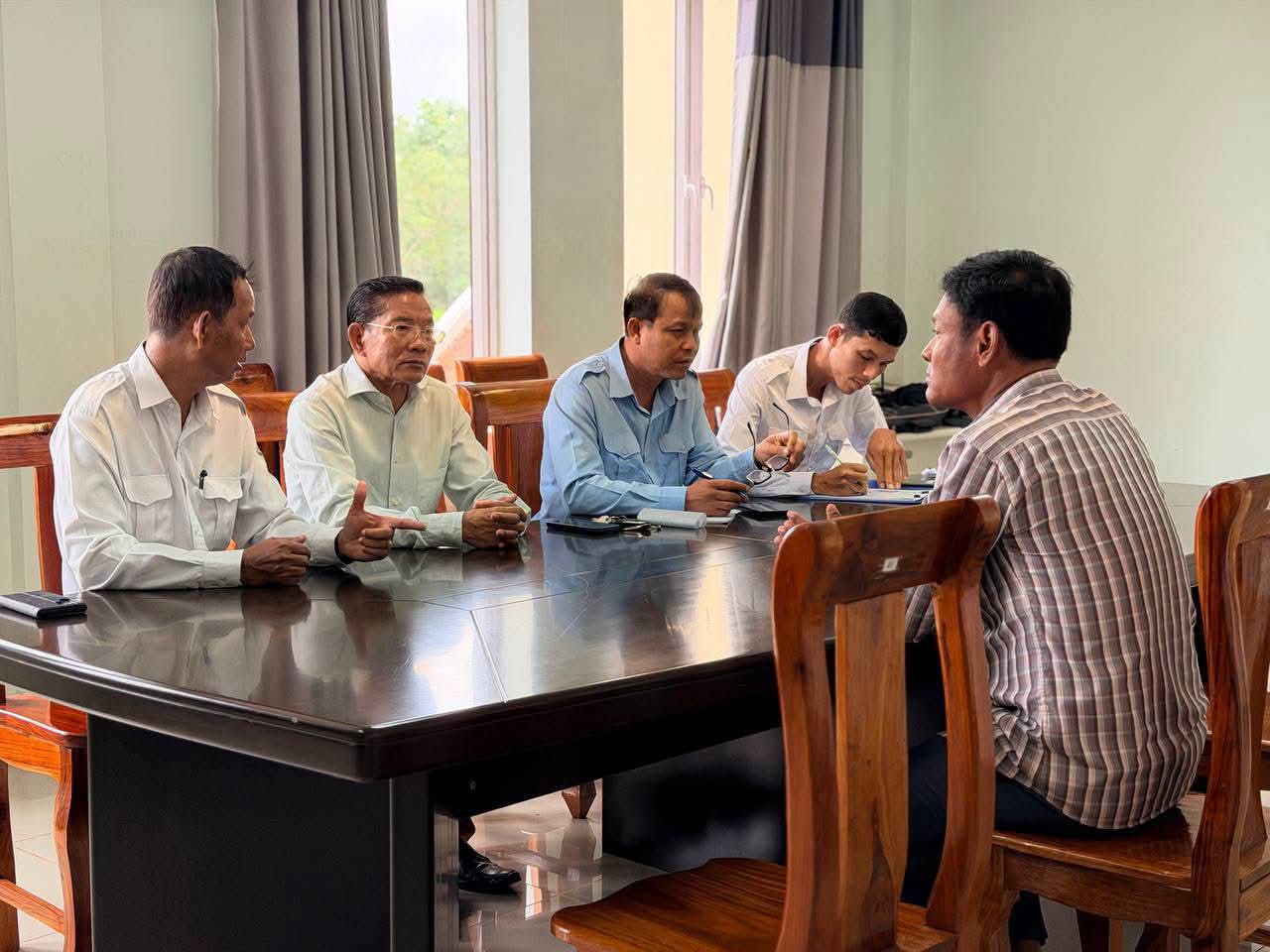 ធ្វើកិច្ចសន្យាមគ្គុទ្ទេសក៍ទេសចរណ៍ ក្រោយអត្ថាធិប្បាយអំពីចម្លាក់អប្សរានៅលើជញ្ជាំងប្រាសាទថា «កាន់ការ៉េមញ៉ាំ»