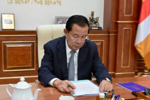 សម្ដេចតេជោហ៊ុន សែន ប្រដូចលោកអ៊ុំ សំអានទៅនឹង ឆ្កែបានជិះរទេះ